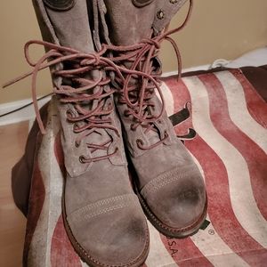 NIB Womens Vintage shoe comoanu USA combat boots 7.5 These run large.